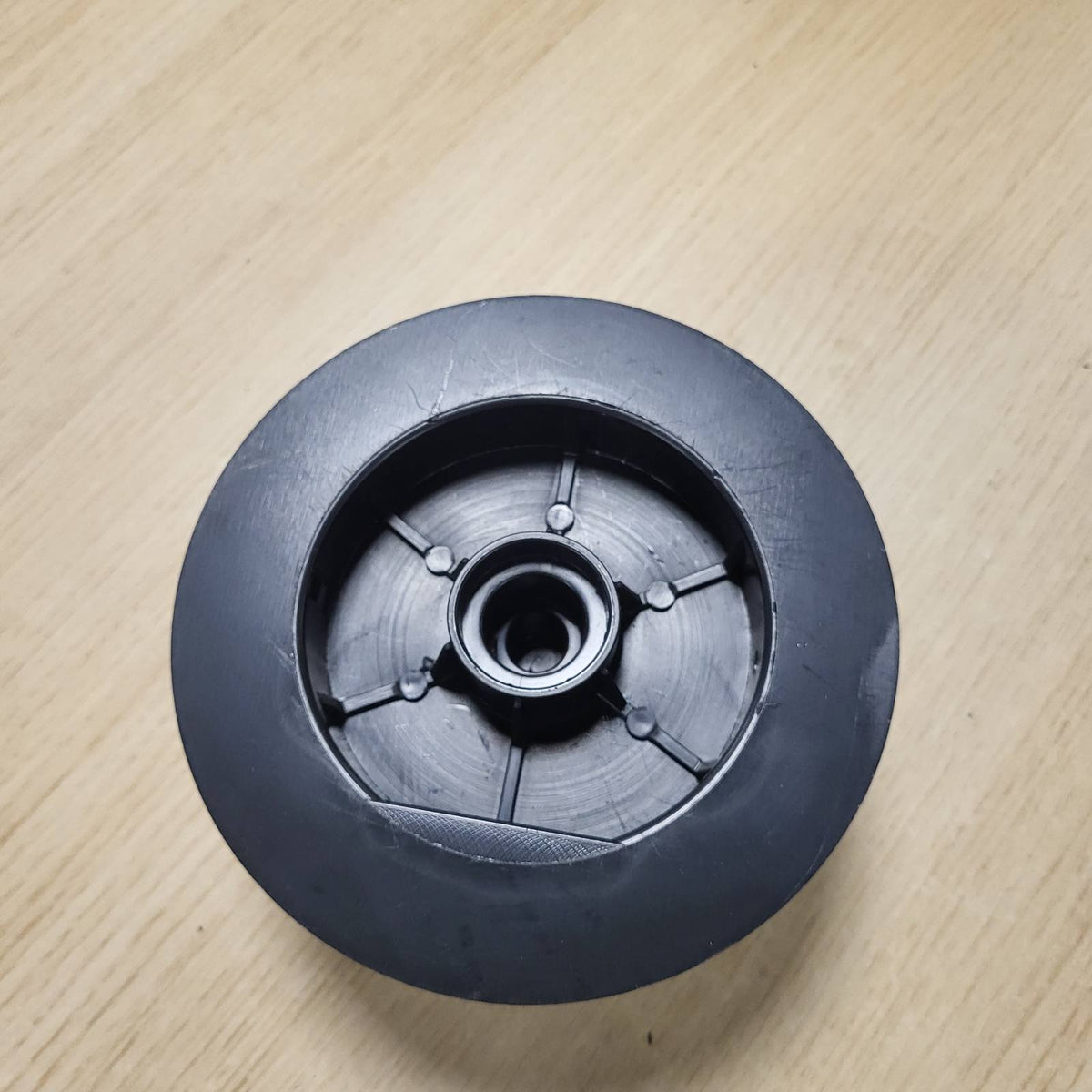 335480 - RROTULLË DISKU PREJ NAJLONI TË ZI AMIG PËR KUSHINETËN E BOSHTIT TË GRILAVE, NGJYRË E ZEZË, PËR RRIP 18 MM, TUB 42 MM DHE TESTUES ALUMINI, DIAMETËR 140 MM