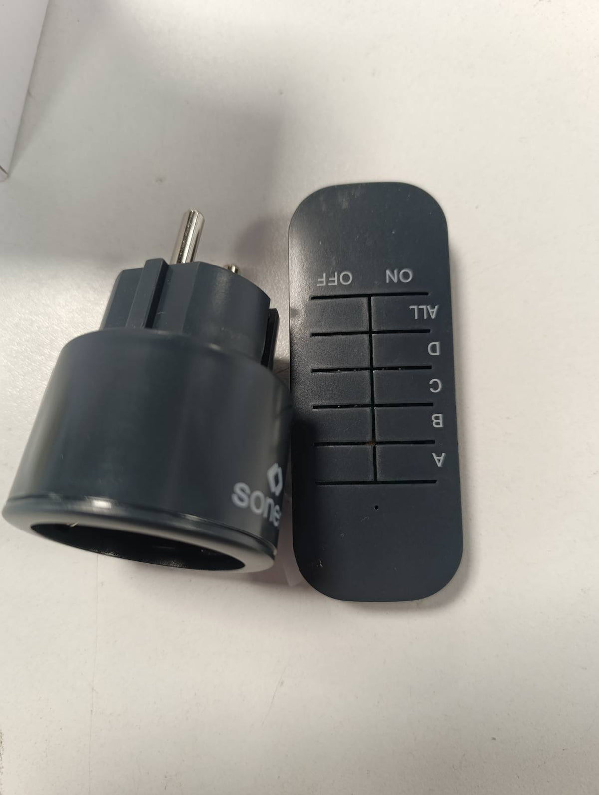 314815 - SET PRIZASH ME RADIO SONERO 2300 VAT - 1 TELEKOMANDË, 1 PRIZË PËR PËRDORIM TË BRENDSHËM, RREZE VEPRIMI 30 M, ANTRACIT, (S-RCS111)