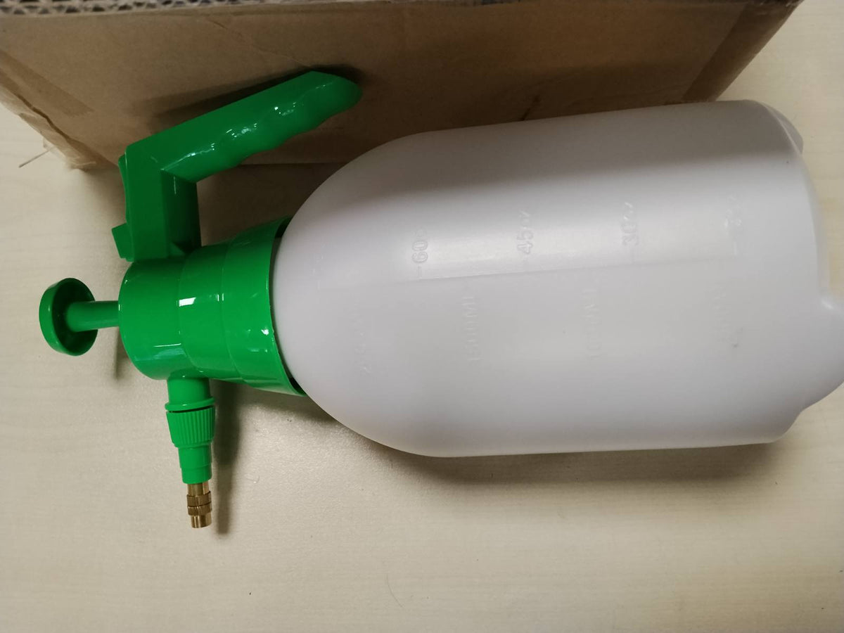 335050 - Spërkatës me presion AMAZON BASICS me mekanizëm shkrehës të Kyçshëm, kapacitet 2L