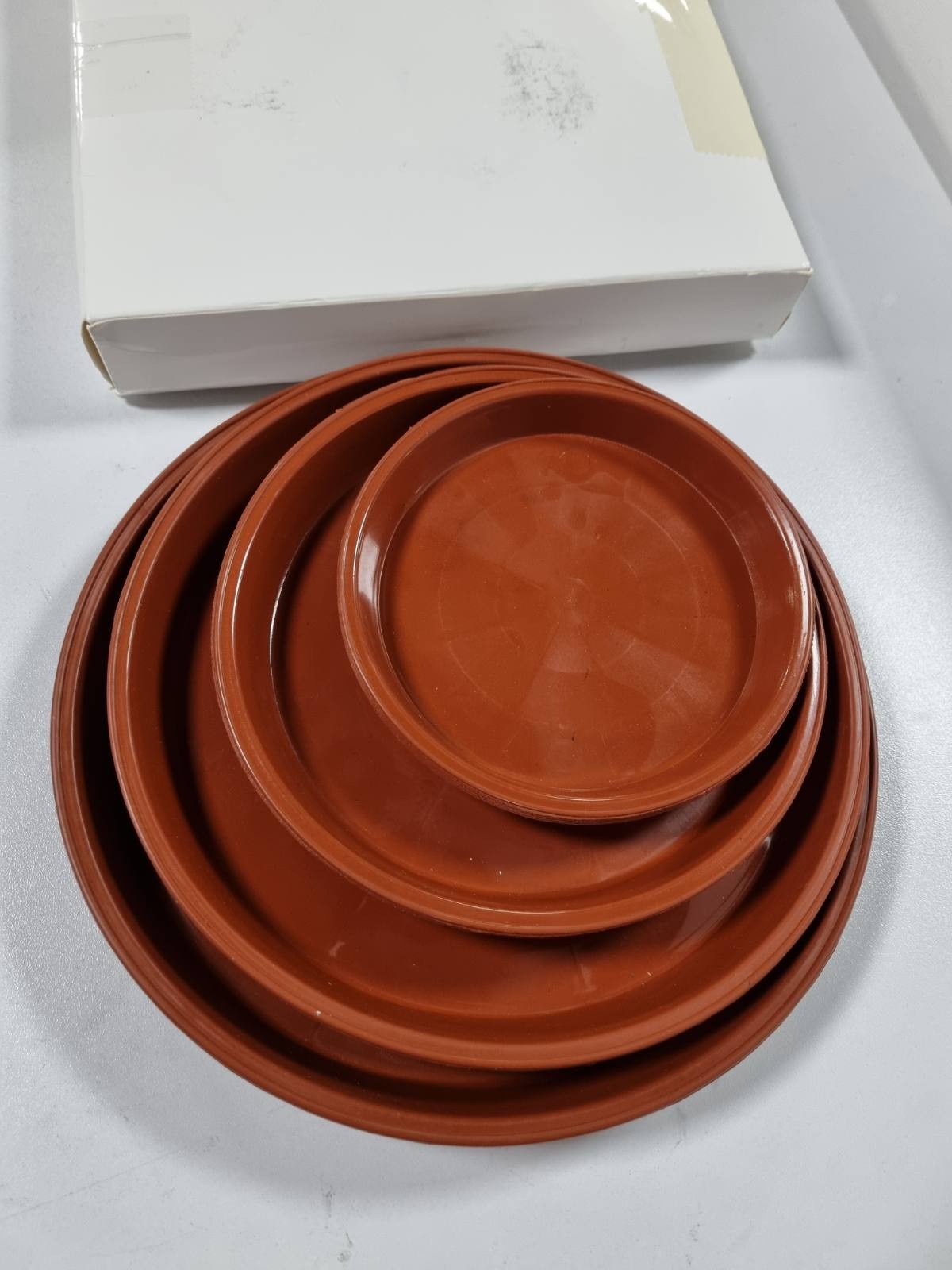 335412 - ZHXGO - 16 copë Pjata Plastike të Rrumbullakëta për Vazo Bimore, Enë Pikimi të Papërshkueshme nga Uji, Kafe.