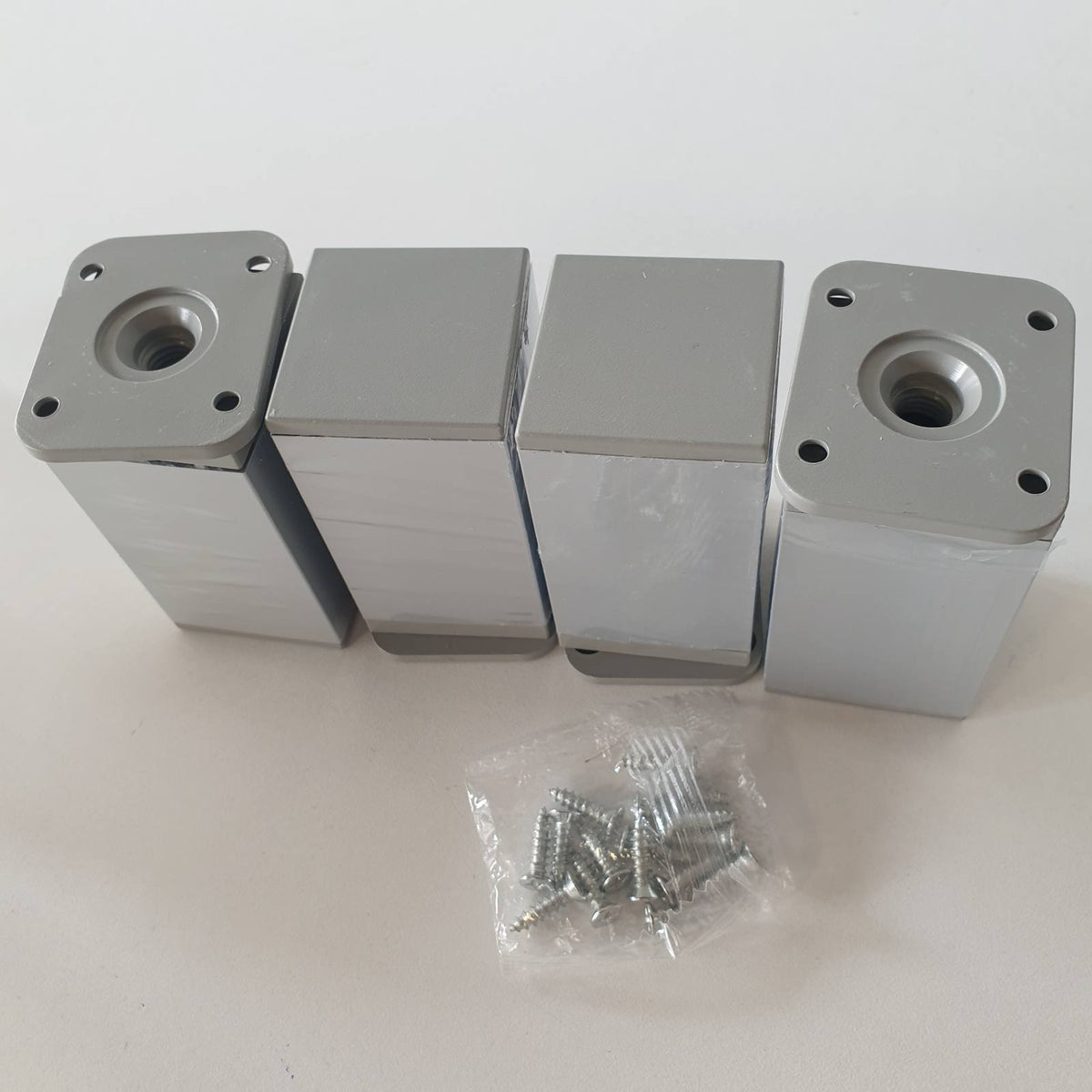 335680 - GAOMENY - 4 copë këmbë mobiljesh të rregullueshme, metalike, për dollapë dhe tavolina kuzhine, argjendi (8CM)
