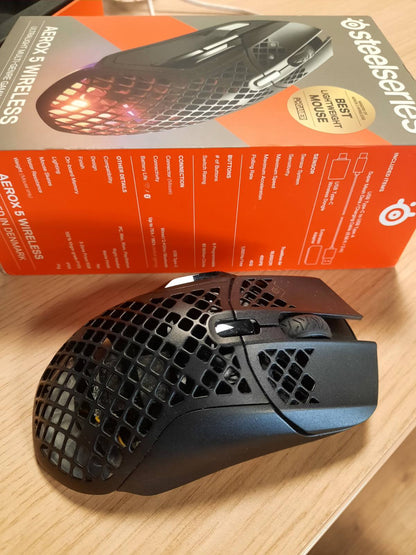 308601 - STEELSERIES Aerox 5 Wireless - Maus për Lojëra me Perforim RGB - Dizajn ultra i lehtë dhe i papërshkueshëm nga uji - 9 butona - Bluetooth/2.4 GHz - Sensor optik TrueMove Air 18K DPI