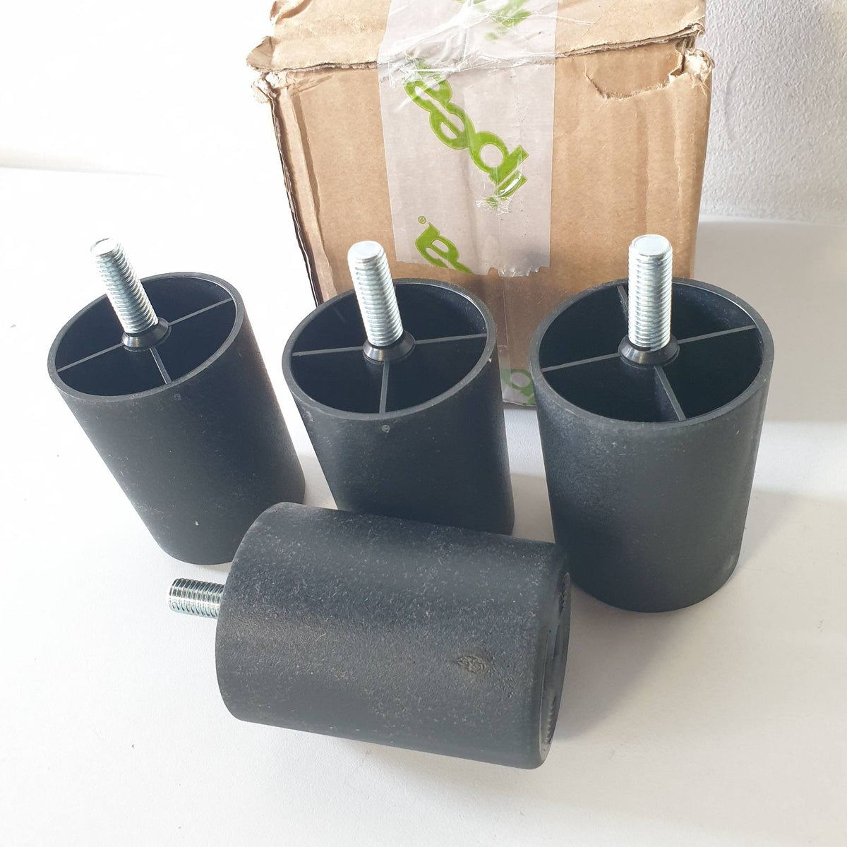 335221 - IPEA Këmbë plastike për divan dhe mobilje, 80 mm, Set prej 4 këmbësh me vida, të zeza