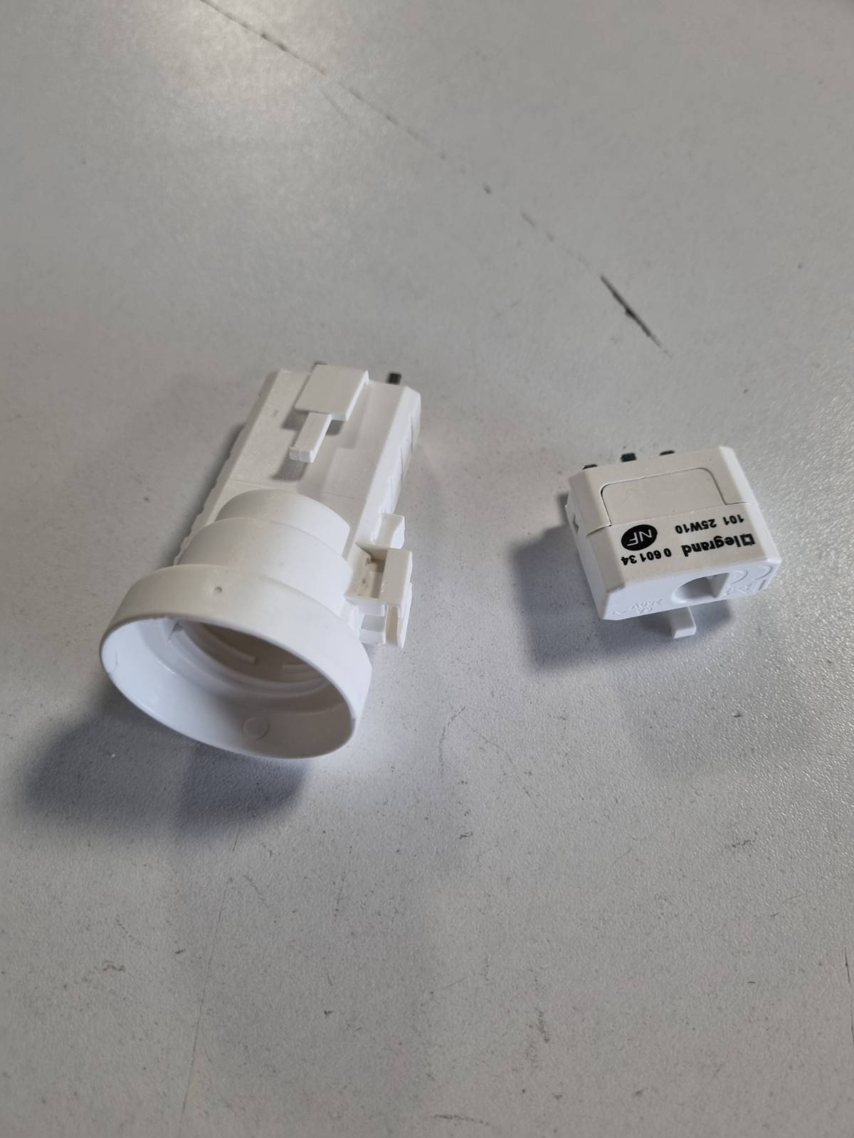 335534 - LEGRAND 060135 DCL Prizë kompakte E27 e furnizuar me spinë, e bardhë