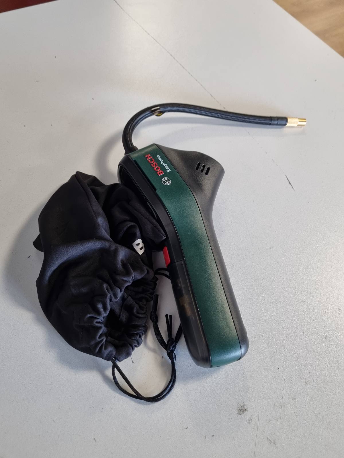 312767 - BOSCH Pompë elektrike për biçikleta EasyPump, Bateri 3.0 Ah, 3.6 volt, Funksion ndalimi automatik, 150 PSI, 10.3 bar, LED, Rikarikueshme USB-C®, Kuti kartoni