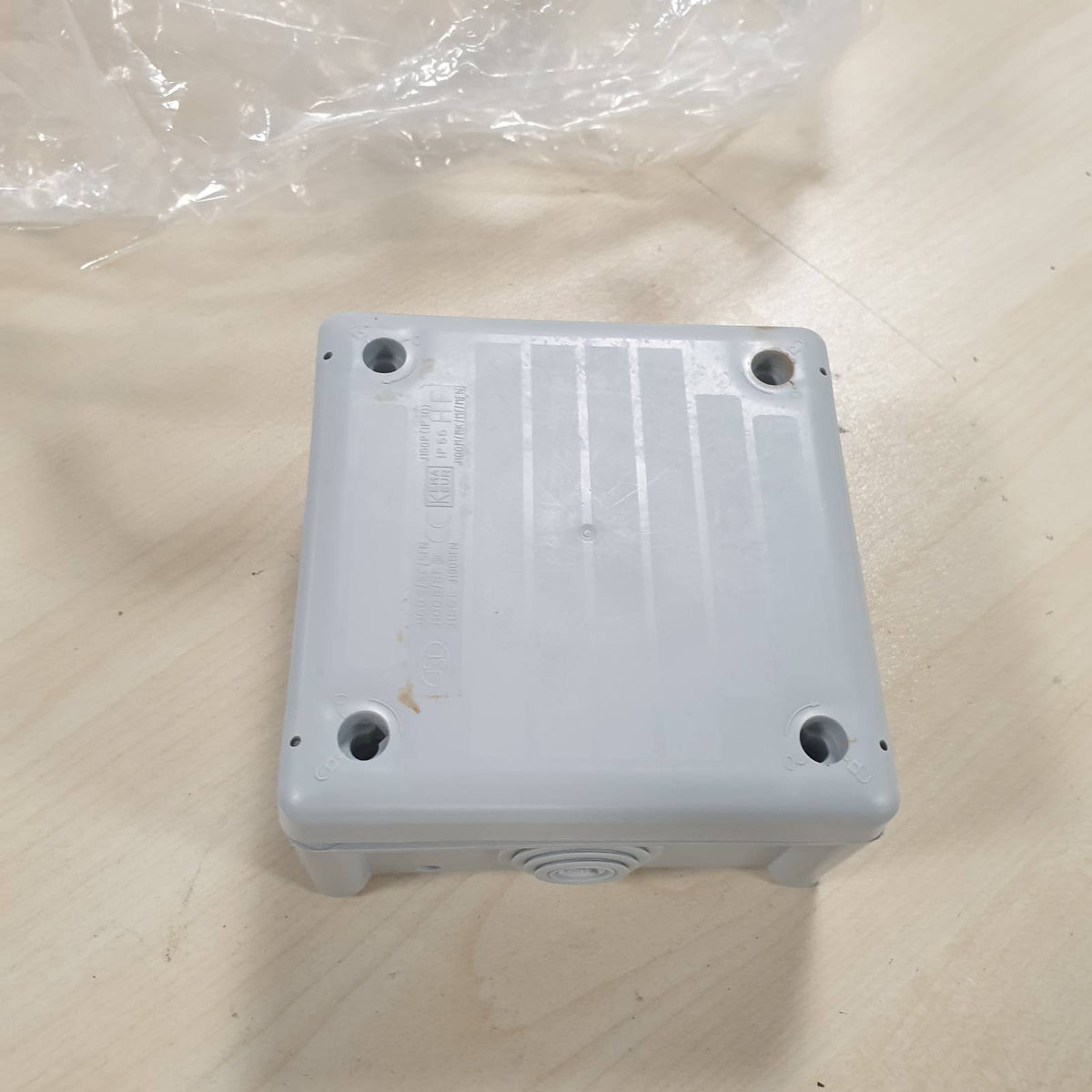 335705 - KOPP Kuti lidhëse e montuar në sipërfaqe për vende me lagështirë, 102 x 102 x 55 mm, IP66, 7 hyrje kabllosh M25, gri, 351101049