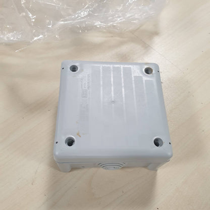 335705 - KOPP Kuti lidhëse e montuar në sipërfaqe për vende me lagështirë, 102 x 102 x 55 mm, IP66, 7 hyrje kabllosh M25, gri, 351101049