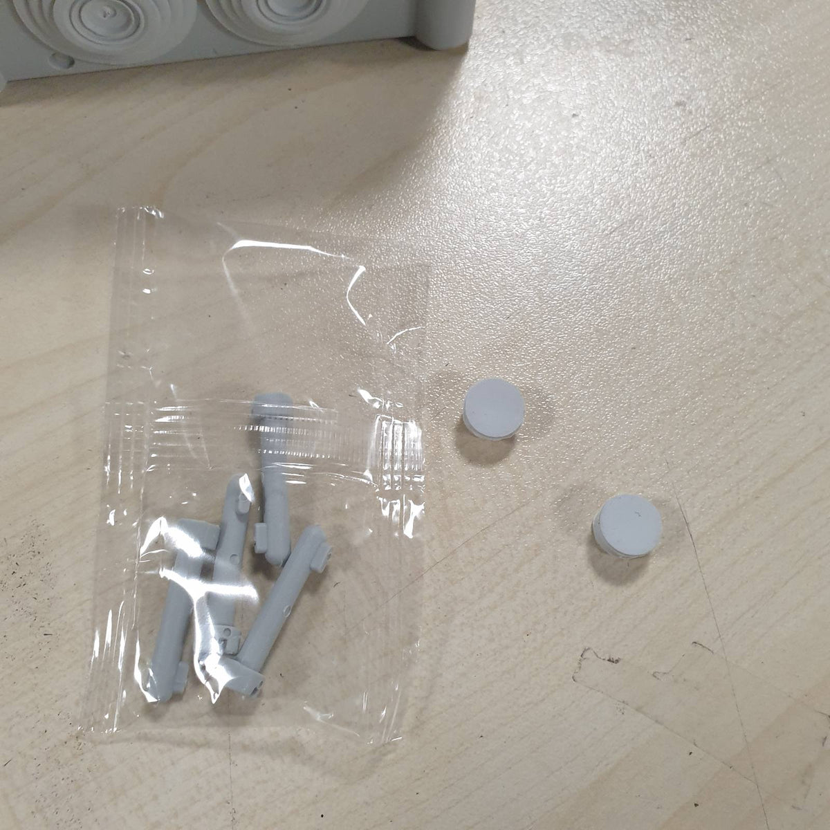 335705 - KOPP Kuti lidhëse e montuar në sipërfaqe për vende me lagështirë, 102 x 102 x 55 mm, IP66, 7 hyrje kabllosh M25, gri, 351101049
