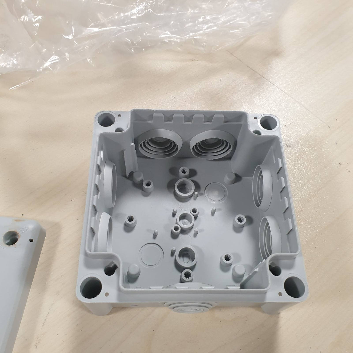 335705 - KOPP Kuti lidhëse e montuar në sipërfaqe për vende me lagështirë, 102 x 102 x 55 mm, IP66, 7 hyrje kabllosh M25, gri, 351101049
