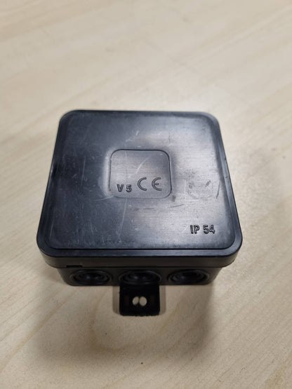 335568 - ORNO JB-13802 Kuti lidhëse e montuar në sipërfaqe IP54 12 hyrje kabllosh 75x75x41mm 1 copë (E zezë)