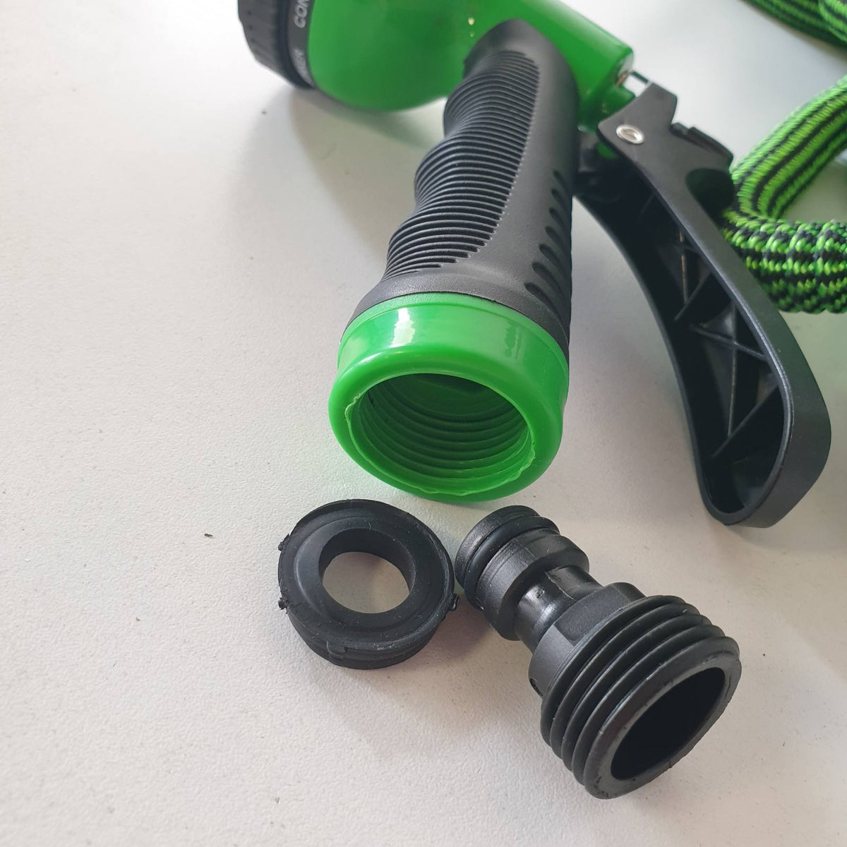 313038 - VOUNOT® Tub kopshti i përforcuar 30m i zgjerueshëm, i përshtatshëm për aksesorë 1/2" dhe 3/4", 10 modele spërkatjeje, fleksibël, i papërshkueshëm nga rrjedhjet, lidhës dhe çantë ruajtjeje e përfshirë, jeshile