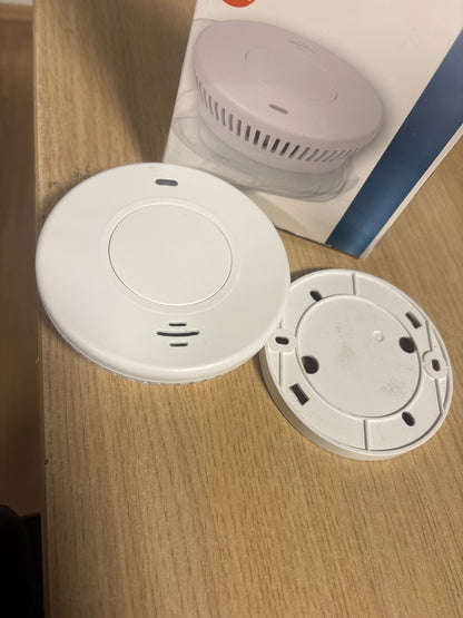 313341 - SMARTWARES DETEKTOR TYMI I RRJETËZUAR - LIDH DERI NË 24 DETEKTORË - BATERI 10-VJEÇARE E PAZËVENDËSUESHME - ZBUKIM I SHPEJT DHE I BESUESHËM - 85 DB - FSM-17001