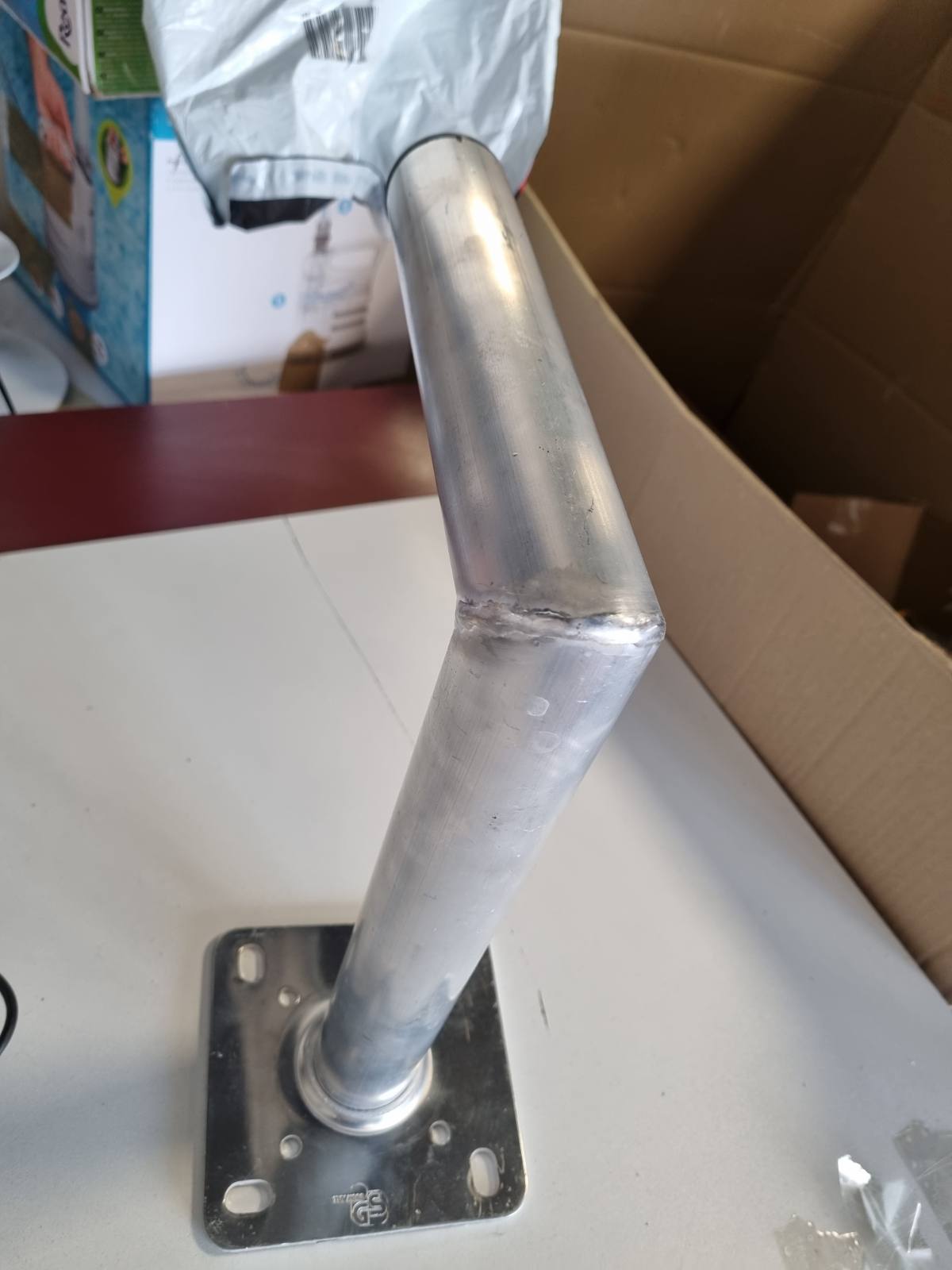 313849 - GOOBAY Montim muri për satelit me vrimë për montim në ballkon, mbështetës për antena satelitore deri në maksimum 85 cm, distancë muri 350 mm, alumini