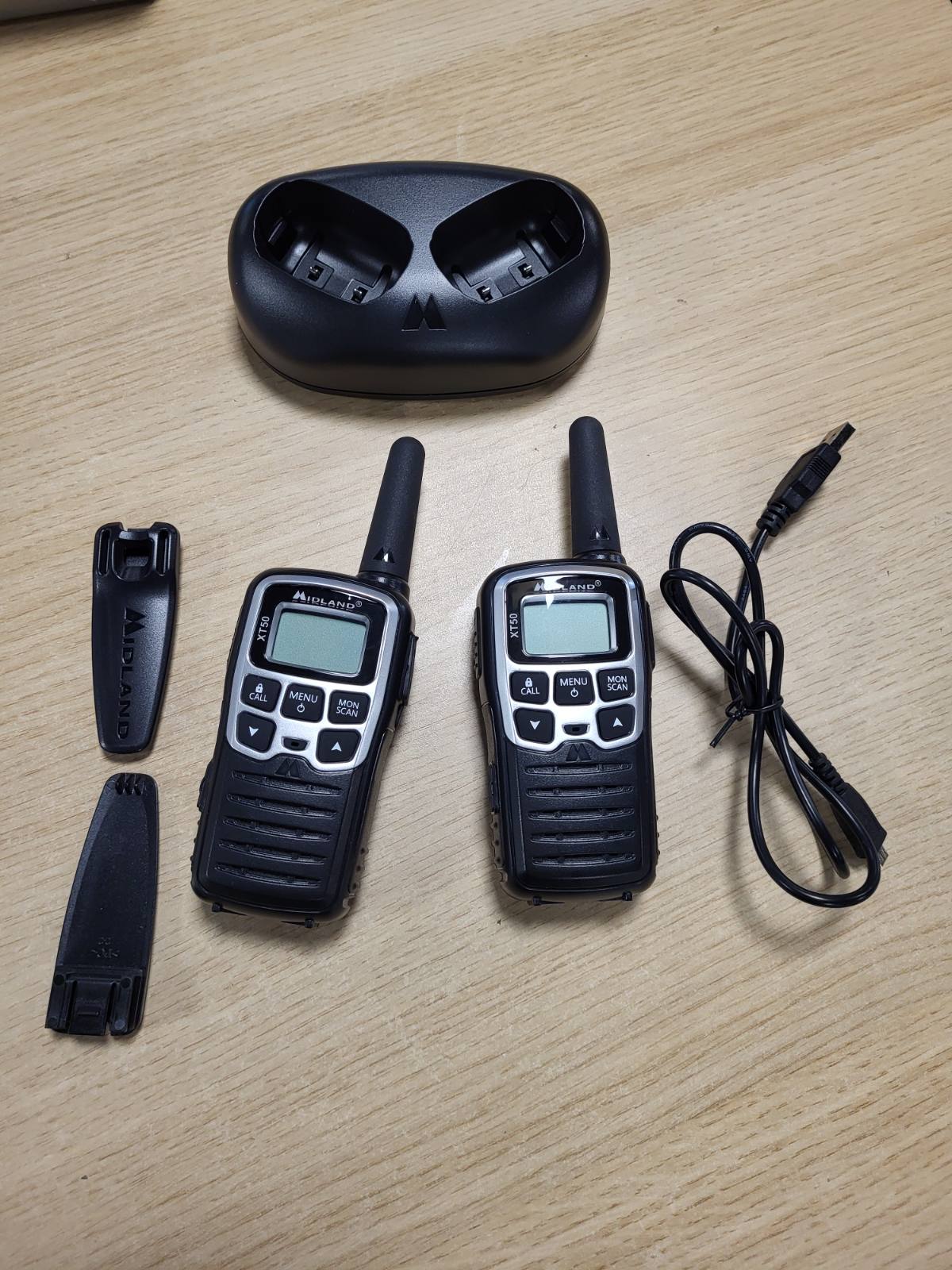 312728 - MIDLAND XT50, Radio Walkie Talkie Profesionale me Dy Banda, 24 Kanale PMR446, Rreze 8 km, 38 Tone CTCSS, E Karikueshme me USB, E Zezë/E Bardhë, Pako me 2
