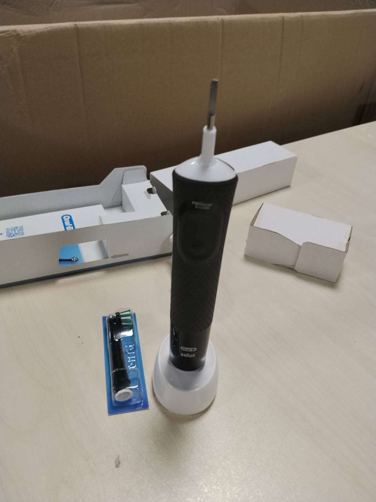 307458 - ORAL-B Furçë dhëmbësh elektrike e rikarikueshme Vitality Pro, e zezë, 1 kokë furçe. 1 furçë dhëmbësh