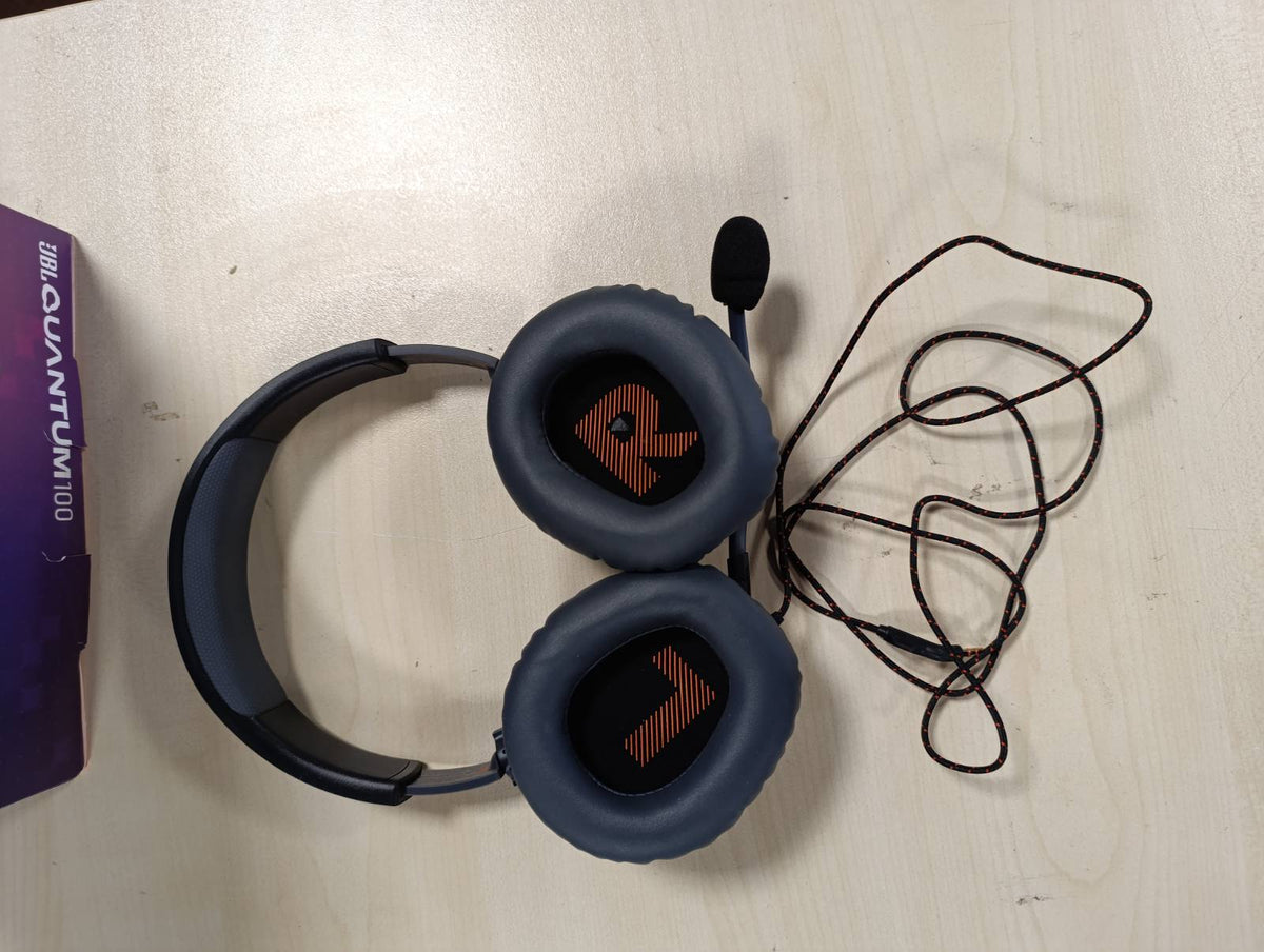 308898 - JBL Quantum 100 - Kufje për Lojëra me Tel dhe Mikrofon të Lëvizshëm - I Përputhshëm me Platforma të Shumëfishta - Ngjyra: E Zezë