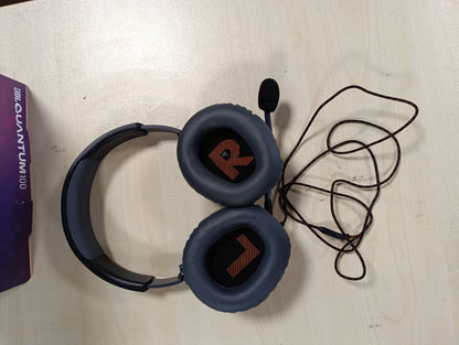 308898 - JBL Quantum 100 - Kufje për Lojëra me Tel dhe Mikrofon të Lëvizshëm - I Përputhshëm me Platforma të Shumëfishta - Ngjyra: E Zezë