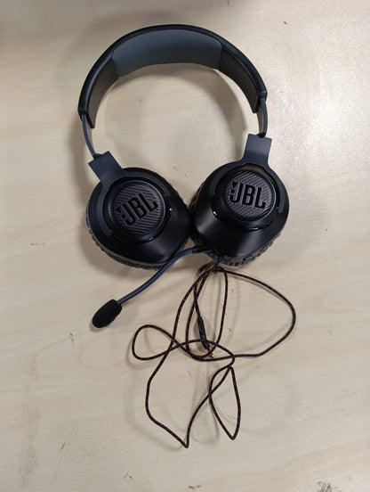 308898 - JBL Quantum 100 - Kufje për Lojëra me Tel dhe Mikrofon të Lëvizshëm - I Përputhshëm me Platforma të Shumëfishta - Ngjyra: E Zezë