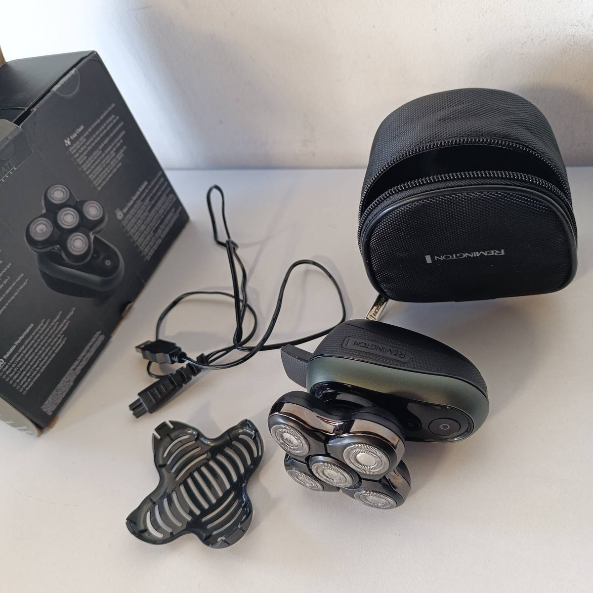 307214 - REMINGTON Makinë rroje elektrike për flokë tullace XR1600 - Funksioni Turbo Boost, 5 koka rroje, rruajtje e butë maks. 0.2 mm, dhomë për mbledhjen e qimeve, prerës detajesh, rezistente ndaj ujit