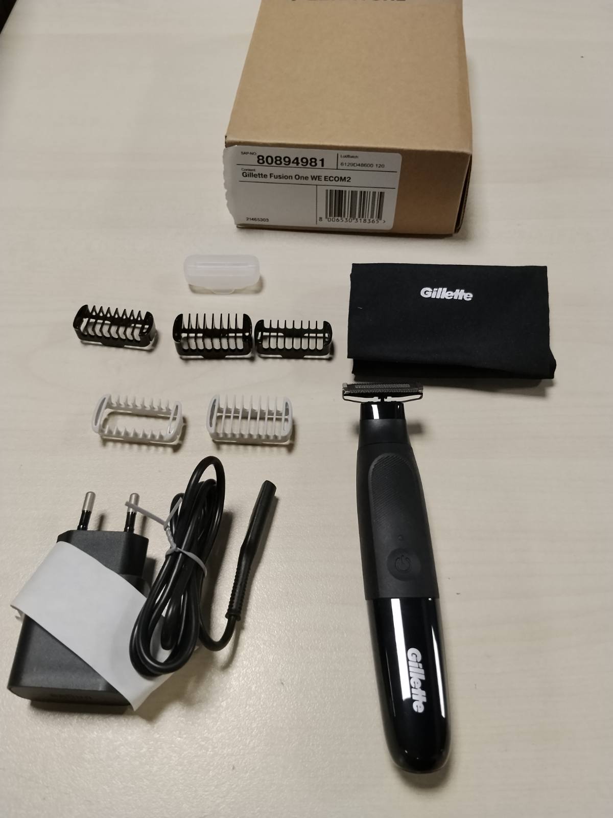307281 - GILLETTE Brisk elektrik Fusion One Hybrid për meshkuj, i zi