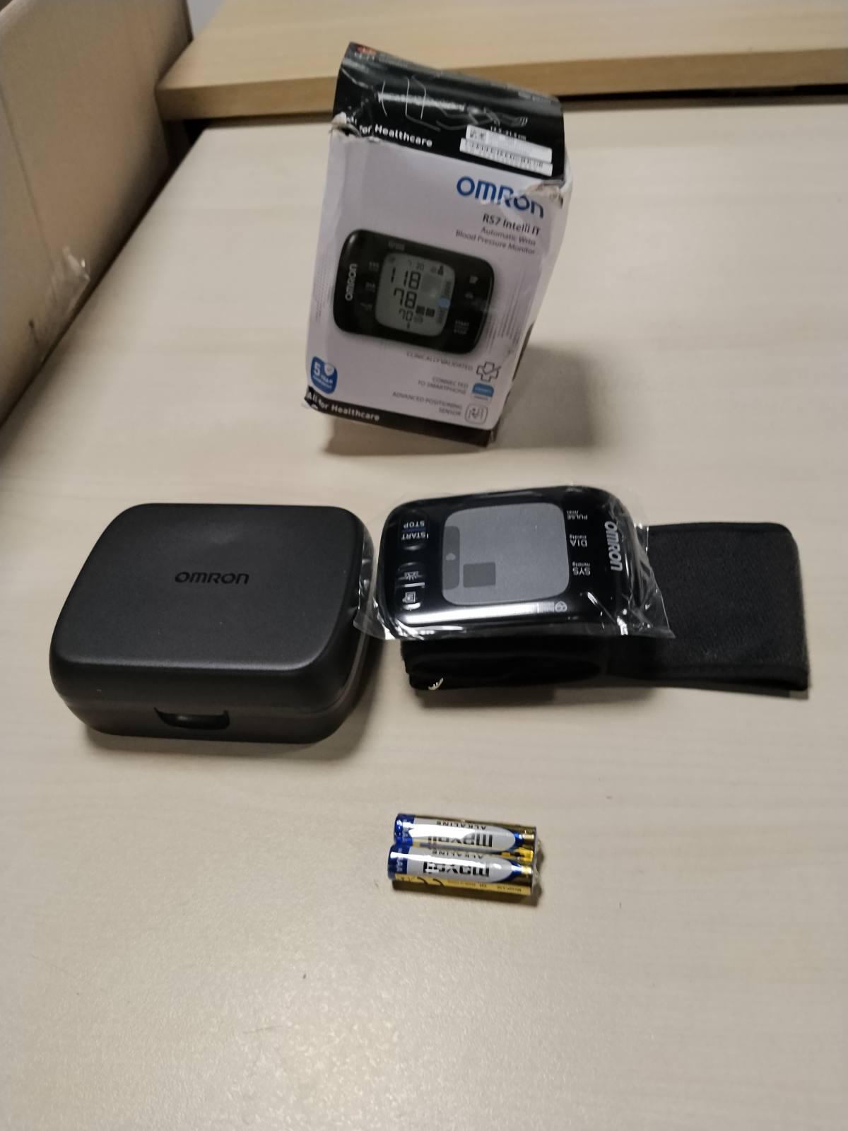 307169 - OMRON Monitor dixhital i tensionit të gjakut RS7 Intelli IT, Bluetooth, për kyçin e dorës