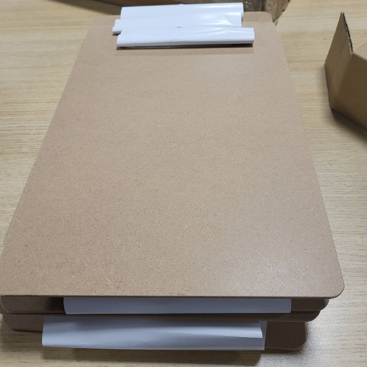 309102 - AMAZON BASICS Clipboard i fortë, 12 copë, ngjyrë kafe
