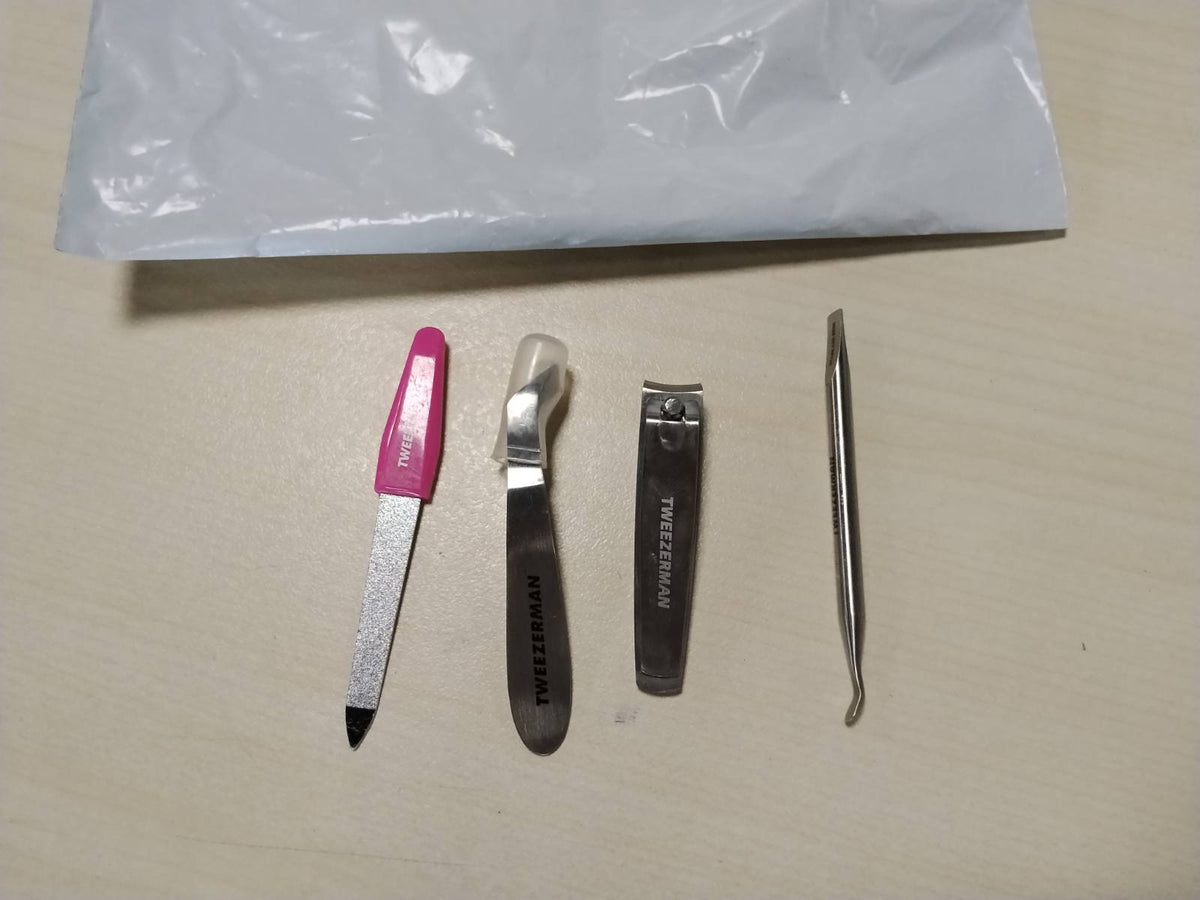 298335 - TWEEZERMAN Manikyr Pedikyr Set Mini Emergjence 4 Pjesë - Rozë