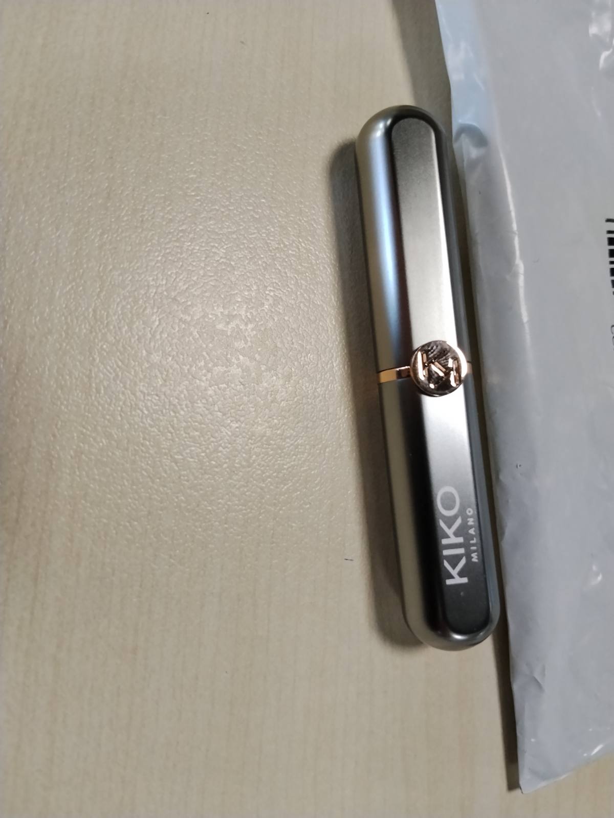 303701 - KIKO MILANO Unlimited Stylo 04, Buzëkuq Kremor me Efekt të Qëndrueshëm (Deri në 10 Orë)