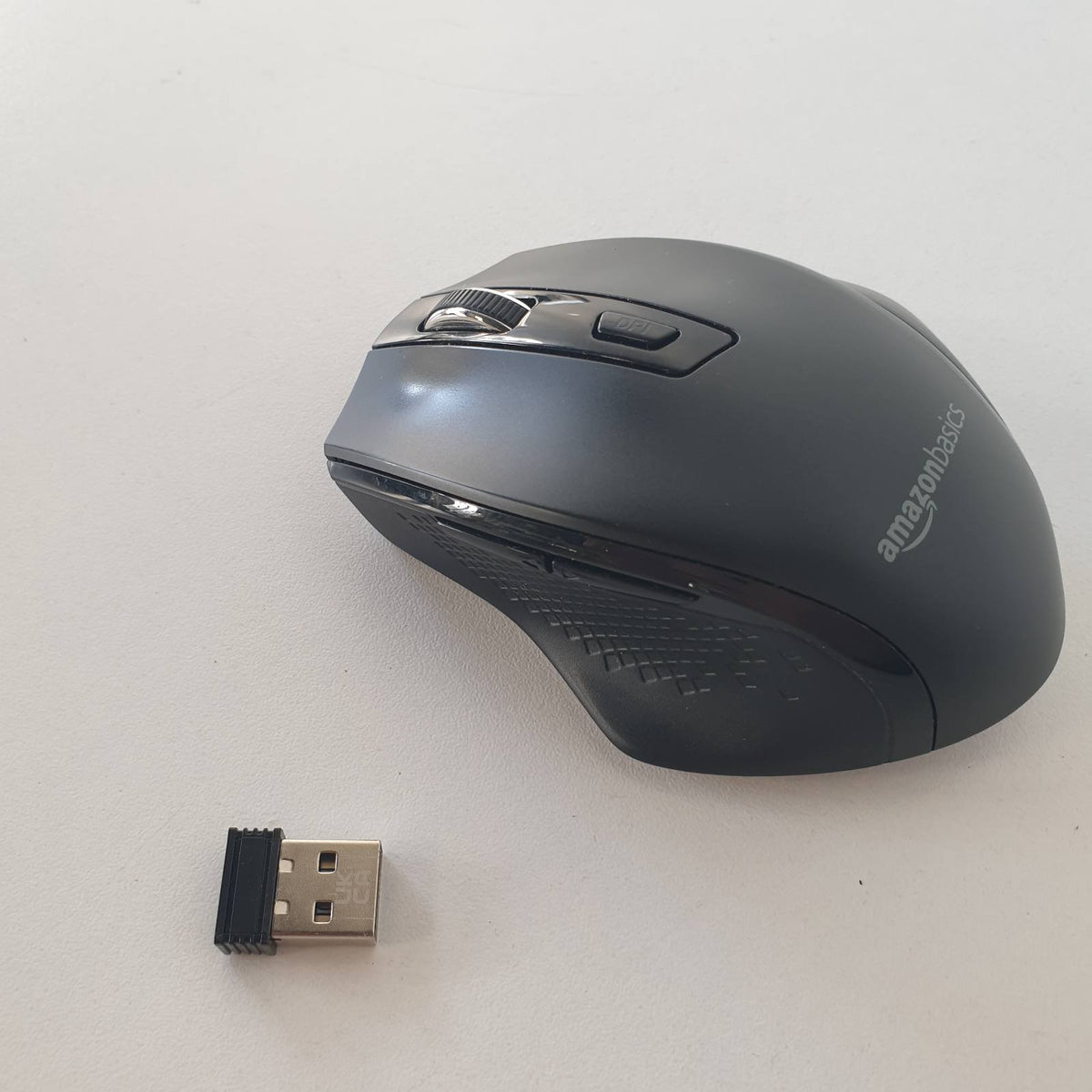 310492 - AMAZON BASICS Maus USB pa tel ergonomik, DPI i rregullueshëm, i zi