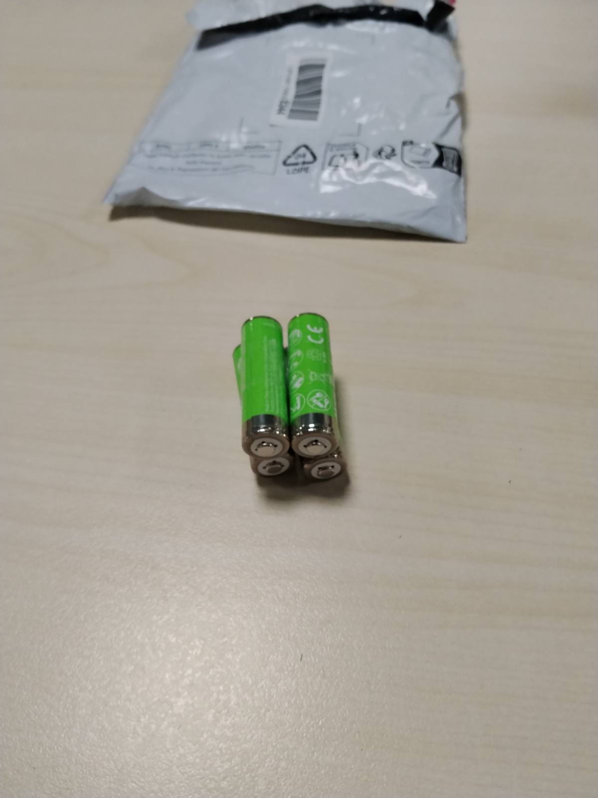 299979 - AMAZON BASICS Pako me 4 bateri AA NiMH 2400 mAh, 1.2 V, të rikarikueshme deri në 400 herë