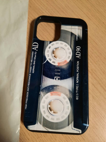 299673 - Kufje Retro Vintage për iPhone 12/12 Pro, Mbështjellëse kasetash e viteve '90, '80, '70, '60