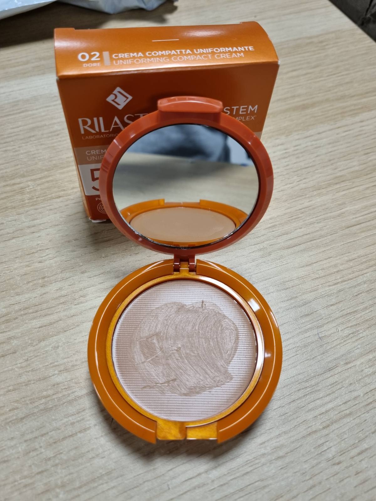 311677 - RILASTIL Sistemi Sun - Bazë kompakte me Spf 50+, korrigjon papërsosmëritë dhe barazon ngjyrën e lëkurës, rezistente ndaj ujit, ton 02 Dore, 10 gram