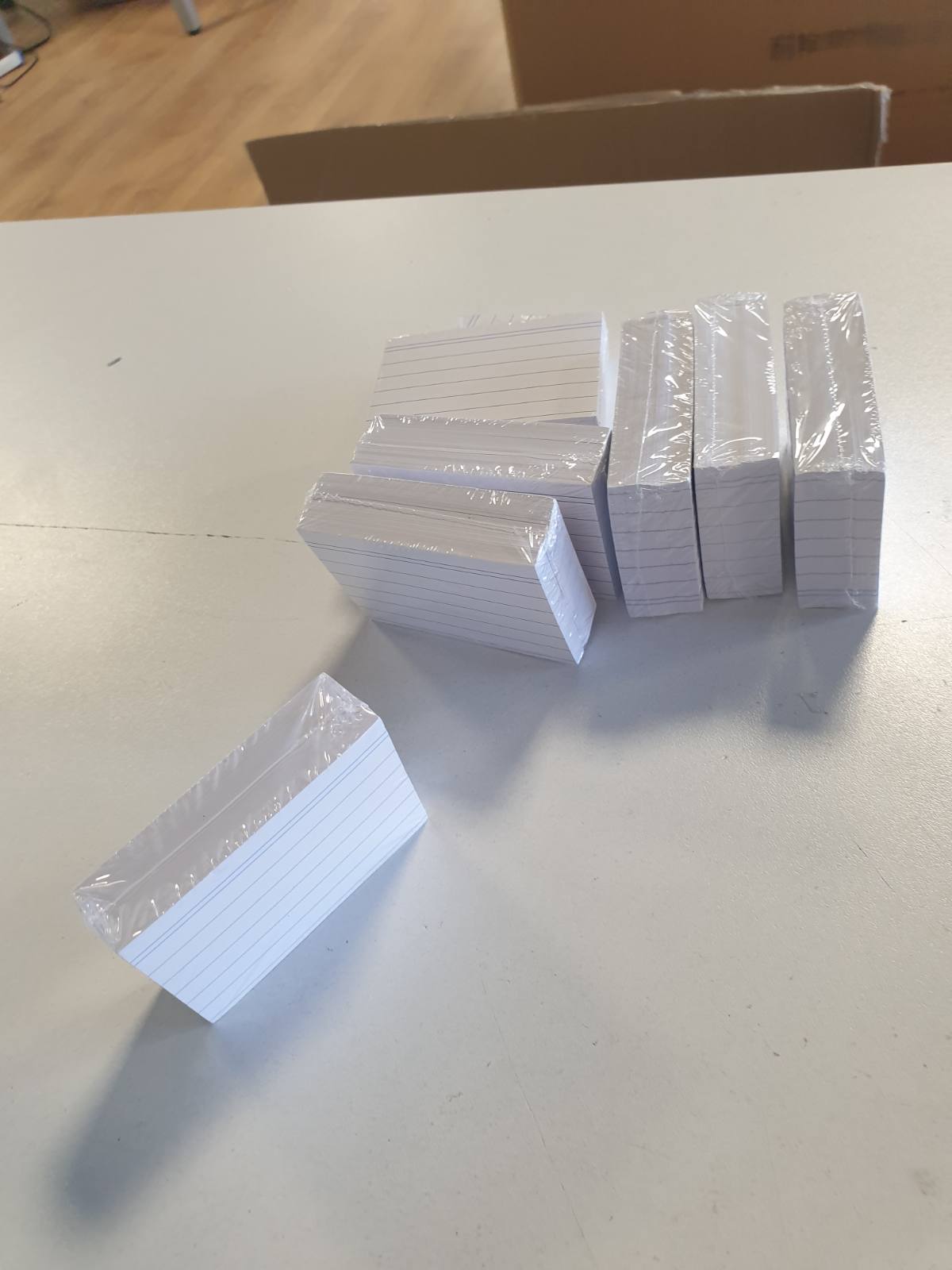 320565 - Amazon Basics Kartela indeksi A8, 7.4 cm x 5.2 cm, të bardha, 1000 copë