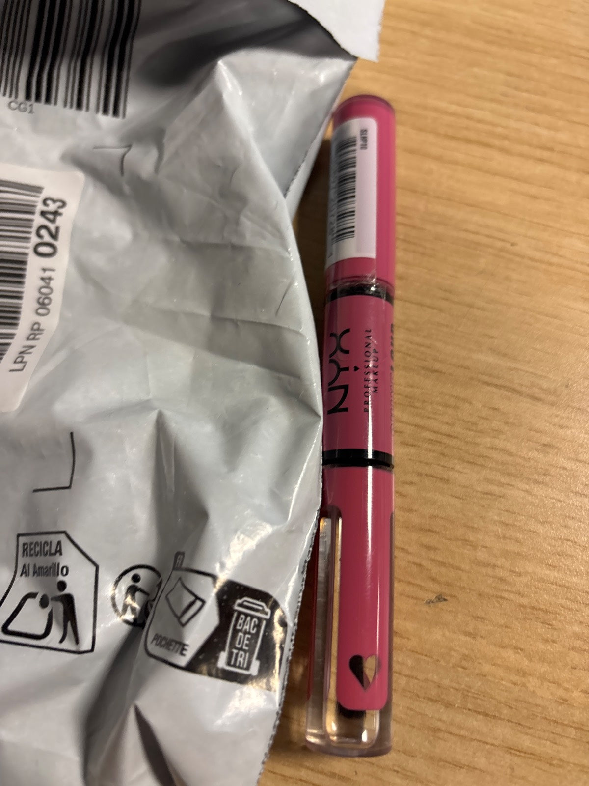 317908 - NYX Professional Makeup Shine Loud Lip Gloss, nuanca: Trophy Life (10), pigment intensiv, pa transferim