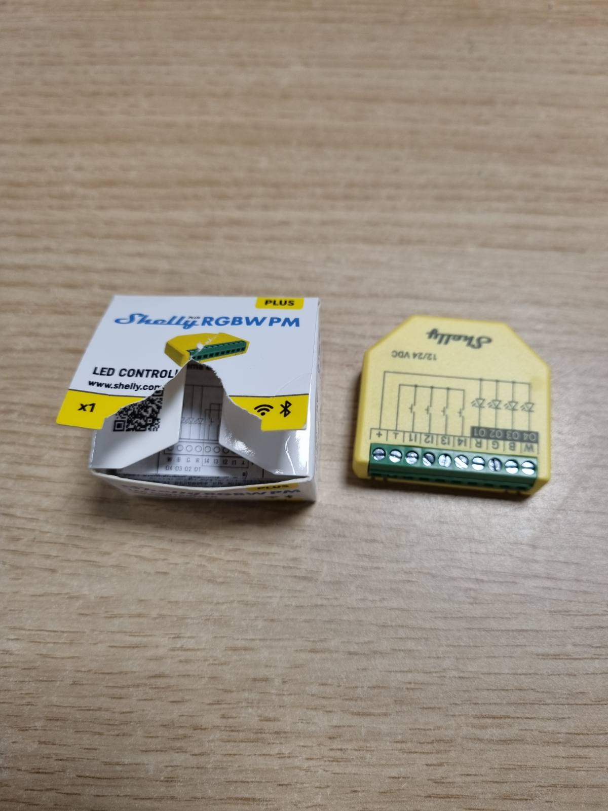 293293 - SHELLY PLUS RGBW PM - Kontrollues WiFi për shirita LED, 12-24 VDC, 3 profile ndriçimi, matje e fuqisë, rregullues ndriçimi, për dritë të bardhë ose me ngjyra, nuk kërkohet qendër, kompatibilitet me Alexa dhe Google Home