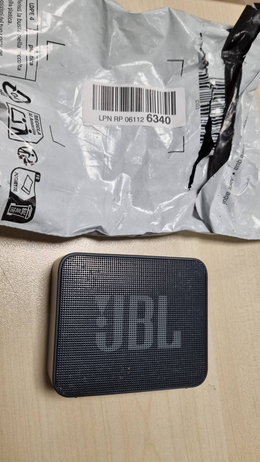 295884 - JBL GO Essential 2, Altoparlant Portativ Bluetooth, deri në 5 orë kohë dëgjimi, dizajn IP67 i ujit të nxehtë, i Zi