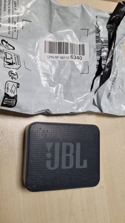 295884 - JBL GO Essential 2, Altoparlant Portativ Bluetooth, deri në 5 orë kohë dëgjimi, dizajn IP67 i ujit të nxehtë, i Zi
