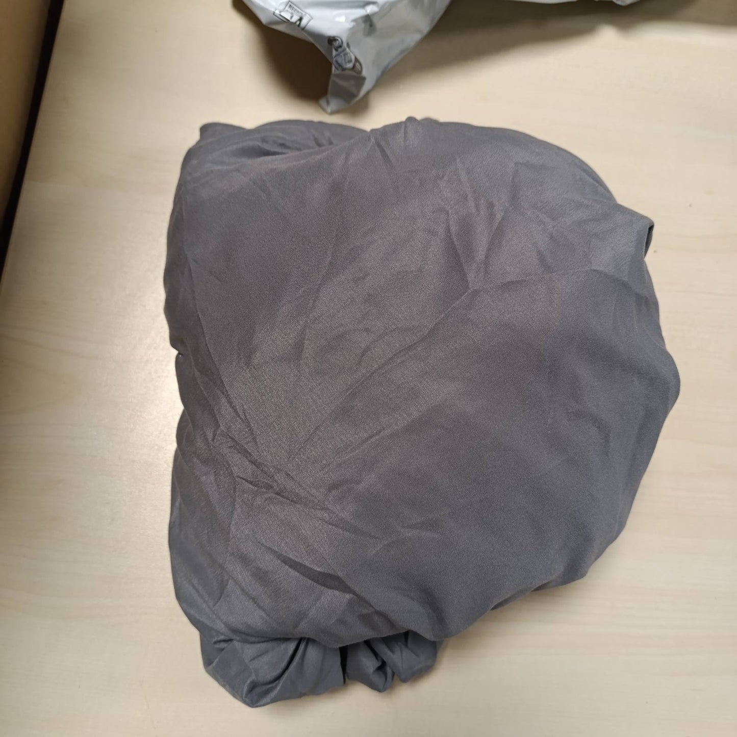 224334 - AMAZON BASICS Çarçaf i montuar mikrofibër, 200 x 200 cm, Lartësia e dyshekut deri në 30 cm, Gri e errët