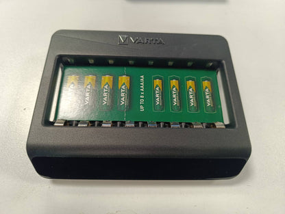 299584 - VARTA Karikues Baterie, i Rikarikueshëm për Bateri AA/AAA, deri në 8 Bateri, Karikues i Shumëfishtë LCD+, Vend Karikimi Individual