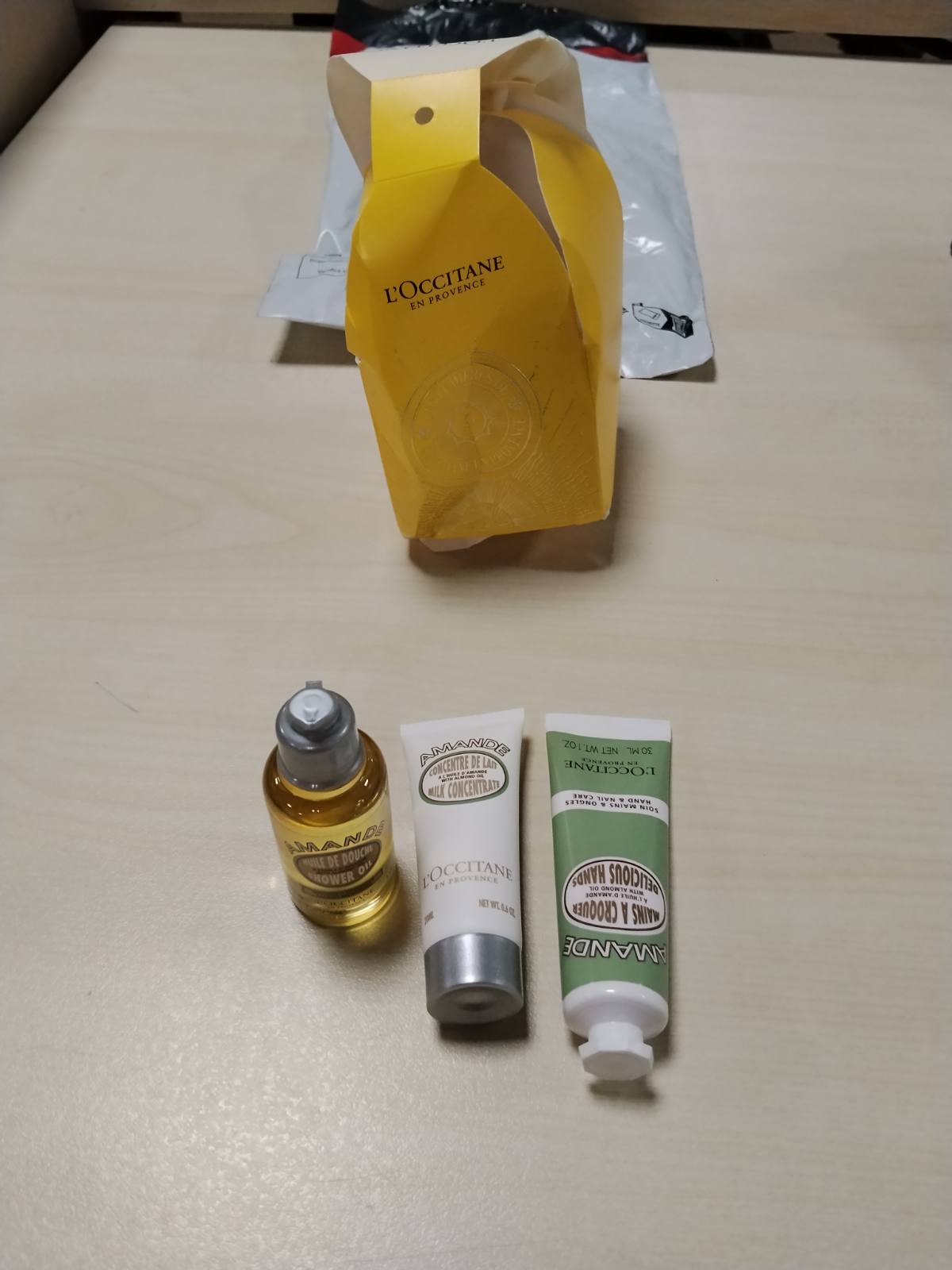 300943 - L'OCCITANE Set Dhuratash për Krishtlindje Almond House - Vaj Dushi 250ml, Koncentrat Losioni Trupi 200ml, Krem Duarsh 30ml - Prodhuar në Francë