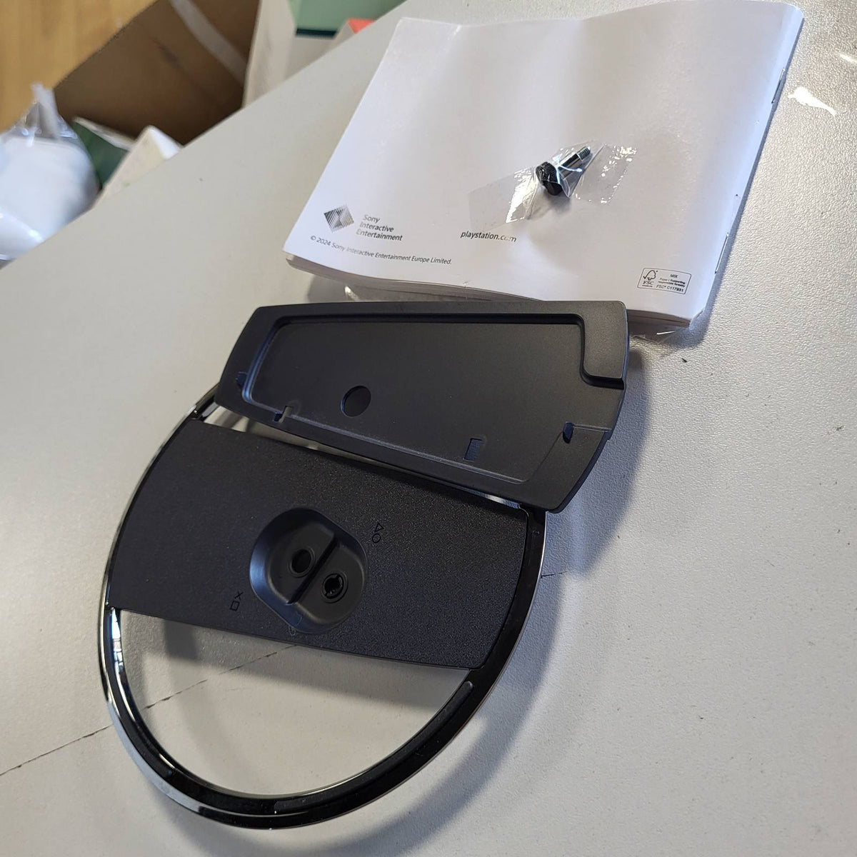 320003 - SONY Mbështetëse vertikale zyrtare PlayStation për konsola standarde dhe dixhitale 5", Montim i sigurt me vida, dizajn premium me përfundim kromi, ngjyra: e zezë