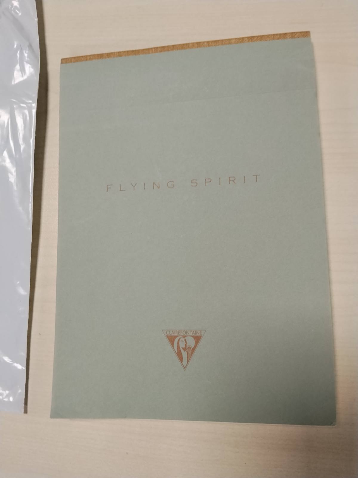 299925 - CLAIREFONTAINE, Bllok letre A5 (14.8 x 21 cm), 140 faqe të shkëputshme me rreshta, letër fildishi 90g, kopertinë kartoni gri-jeshile