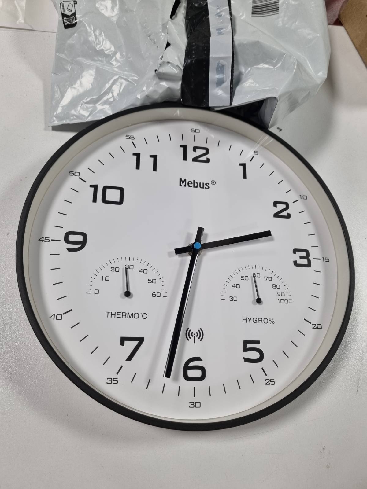 196001 - MEBUS Orë Radio Kontrolluar Moderne për Muri, me Ekran Temperaturë dhe Lagështi, 30cm, E Përshtatshme për Dhomën e Ndenjes dhe Kuzhinën, Modeli: 52840, Ngjyra: E Zezë