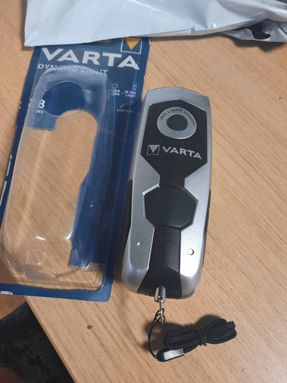 186106 - VARTA Dritë Dinamo LED me Dorezë Dore, 3x 5mm, E Përshtatshme për Makinë, Garazh, Emergjencë, Ndërprerje të Energjisë, Kamping, Jashtë, 17680101401, Ngjyra E Zezë/Argjendtë, 100% e Pavarur nga Bateria