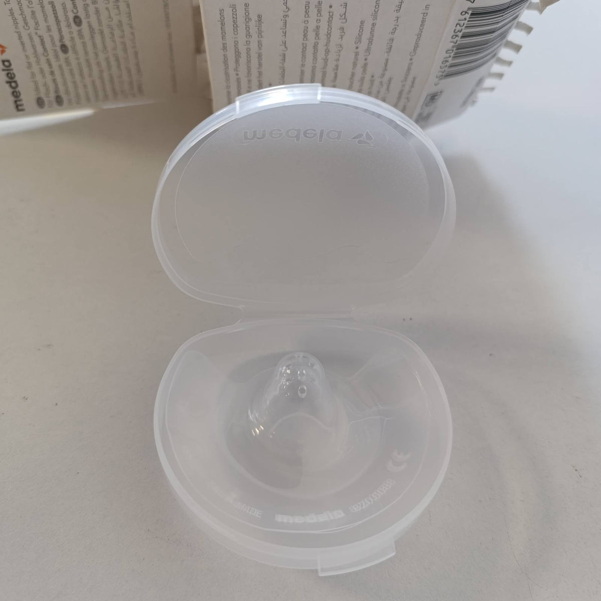 302536 - Medela Mbrojtëse për gjoksin prej silikoni, Dizajn i butë dhe ultra i hollë, Pa BPA, 1 pako me 2 mburoja (20 mm) dhe kuti ruajtjeje