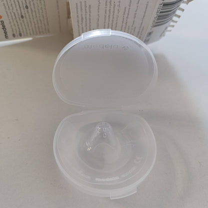 302536 - Medela Mbrojtëse për gjoksin prej silikoni, Dizajn i butë dhe ultra i hollë, Pa BPA, 1 pako me 2 mburoja (20 mm) dhe kuti ruajtjeje