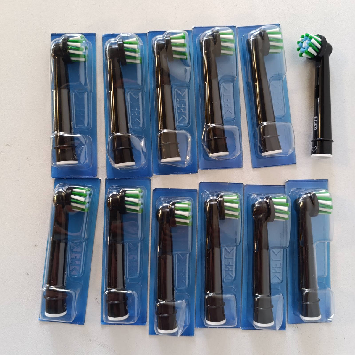 301943 - ORAL-B Koka Furçash Zëvendësuese PRO CrossAction, të Zeza, Pako me 12 Furça