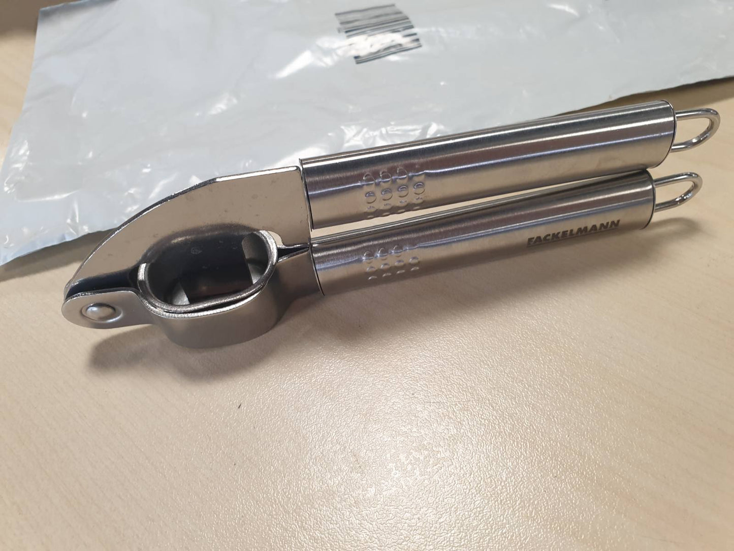 224978 - PRESË HUDHRE FACKELMANN ME DOREZË OVALE, ÇELIK INOX, PRERËS HUDHRE ME DOREZË ERGONOMIKE, NGJYRA: ARGJEND, SASIA: 1 COPË