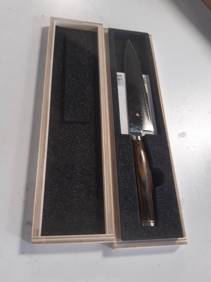 195052 - KAI - Thikë Shumëpërdorimëshe Japoneze Shun Premier Tim Mälzer, Gjatësi Tehu 16.5 cm, Çeliku Damasku 32 Shtresa, VG-MAX Core 61 HRC, Dorza prej Druri Pakka, Përfundim i Rrahur me Çekiç, Prodhuar në Japoni