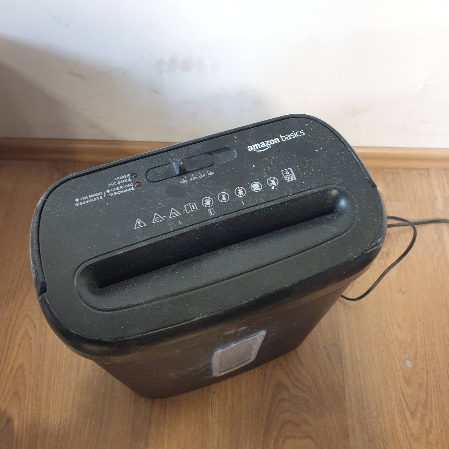 273237 - Amazon Basics Shredder letre me prerje tërthore, Kapacitet 8 fletë për letër dhe kartë krediti, Model i ri, i zi